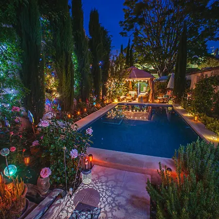 Boutique 2 Bedroom Garden *