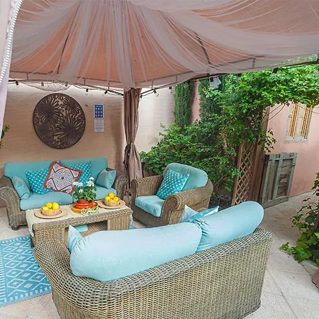 Boutique 2 Bedroom Garden Bed & Breakfast *